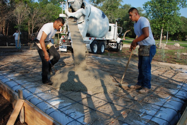 2010/05(May)/Firepit construction/640x480_2010-05-29-21 Firepit Construction.jpg